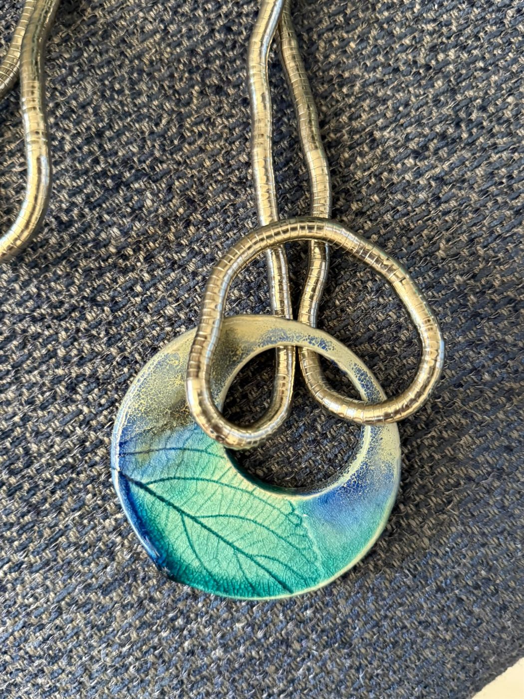 Collana Foglia — Ciondolo in ceramica smaltata, catena morbida