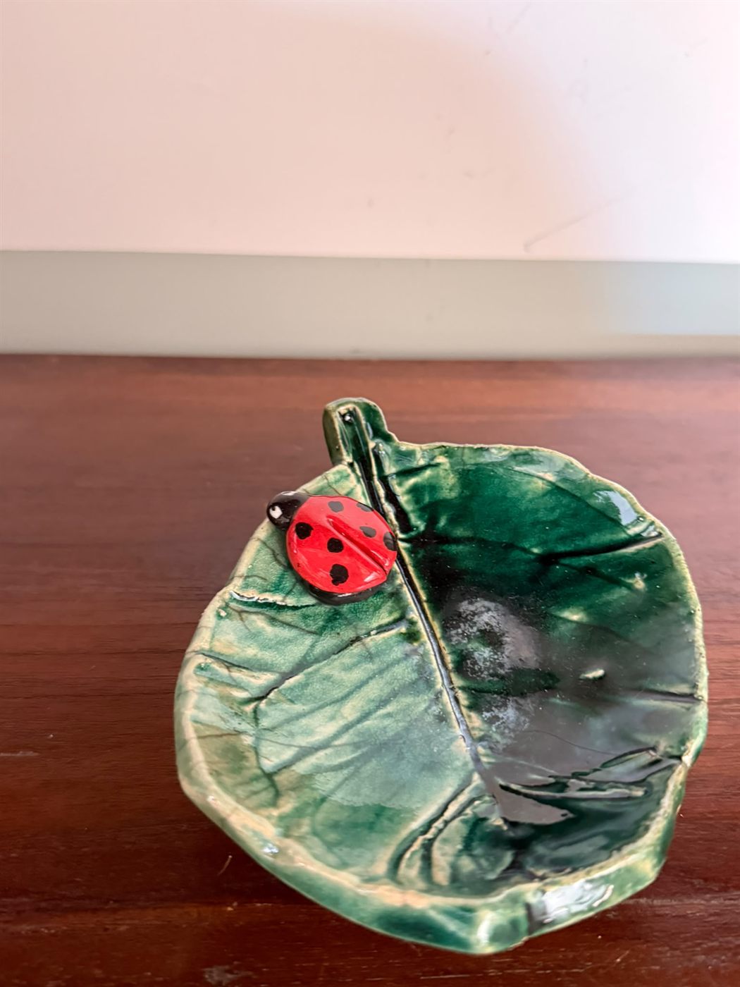 Dettaglio dello smalto verde su ceramica