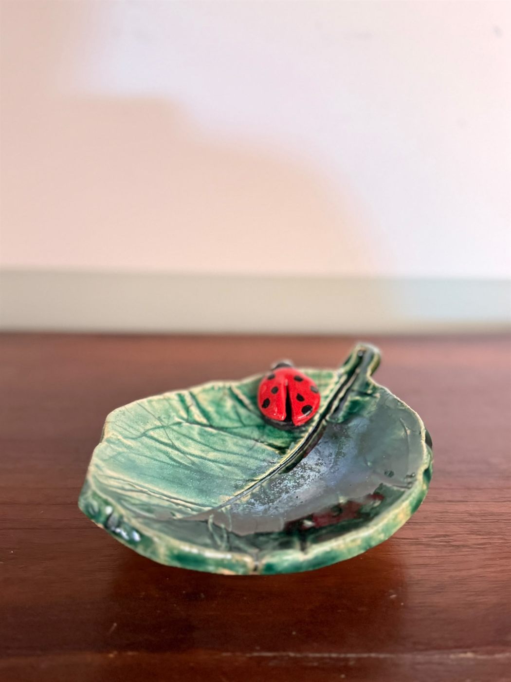 Piatto in ceramica smaltata, dettaglio del bordo
