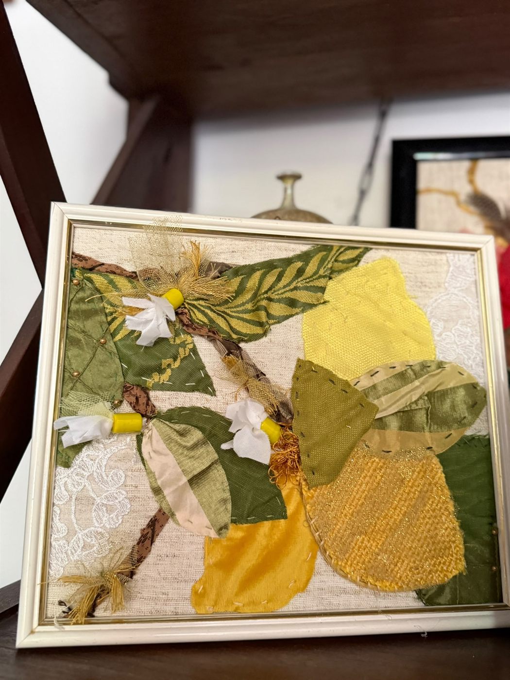 Limoni in Stoffa — Collage di tessuti, cornice bianca