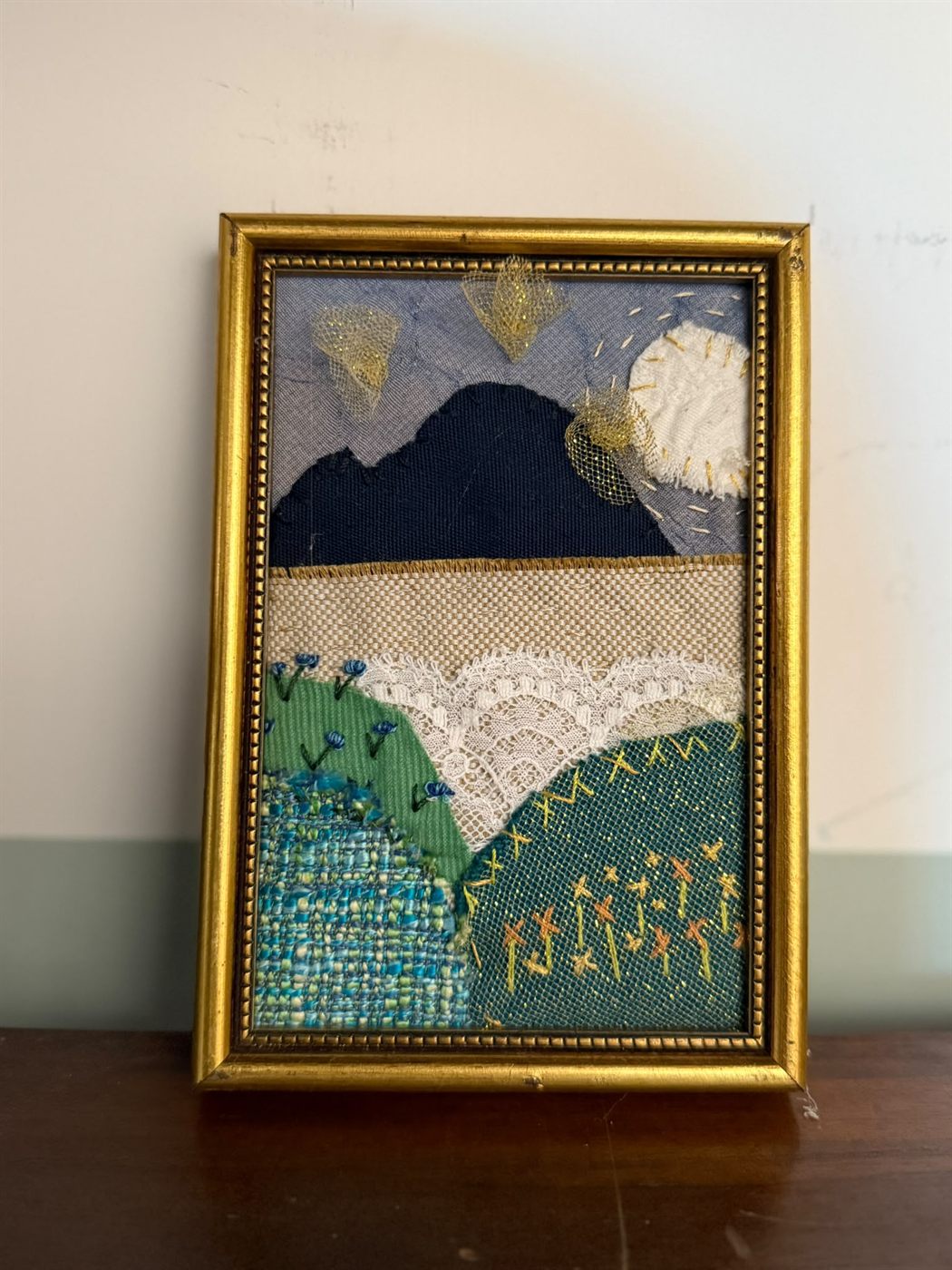 Paesaggio in Stoffa — Collage di tessuti, cornice dorata