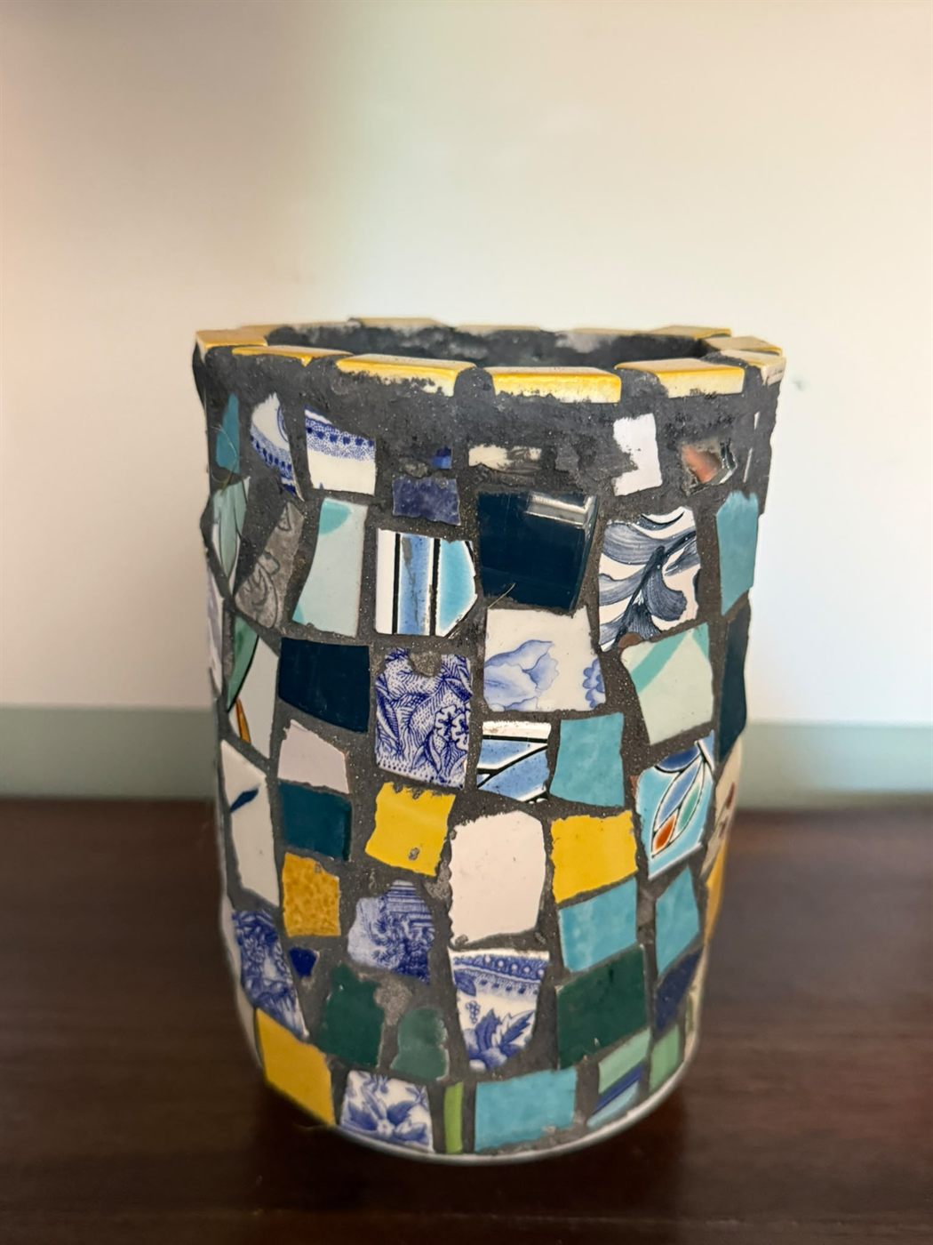 Vaso Mosaico — Tessere di ceramica recuperata, stuccatura scura